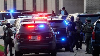 Polícia sa pri zásahu proti strelcovi v Texase zle rozhodla. Zasiahla príliš neskoro
