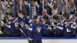 Fínski hokejisti v semifinále zdolali Američanov. Suomi si zahrajú o zlato na MS tretíkrát po sebe