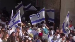 V Jeruzaleme sa konal pochod, na ktorom sa strhla bitka. Polícia zakročila zábleskovými granátmi