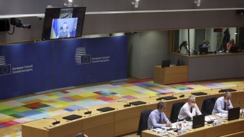Zelenskyj sa prihovoril účastníkom summitu EÚ. Vyzval ich na jednotný postup voči Putinovi