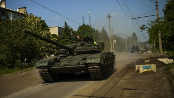 Vláda schválila ďalšiu pomoc. Ukrajine daruje vojenský materiál za milióny eur