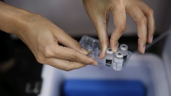 Štvrtou dávkou vakcíny proti covidu sa zatiaľ zaočkovalo vyše 800 ľudí