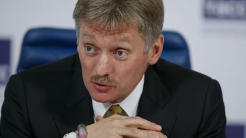Rusko napriek tvrdým sankciám Západu nechce zavrieť okno do Európy, vyhlásil Peskov
