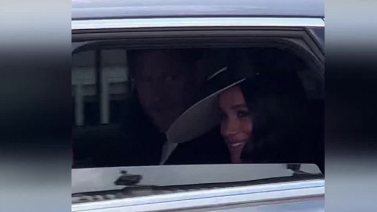 Z letiska priamo do paláca. Do Británie prišli aj princ Harry s manželkou Meghan, vyhli sa novinárom