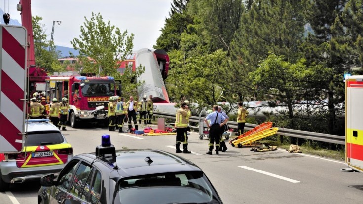 V Nemecku sa vykoľajil vlak, hlásia mŕtvych. Ľudí z vozňov vyťahovali oknami