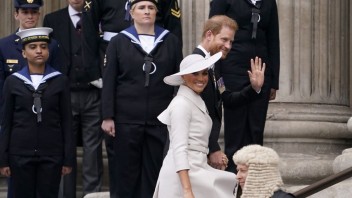 Na oslavy kráľovninho jubilea pricestovali aj Harry a Meghan, zatiaľ sa však držia v úzadí