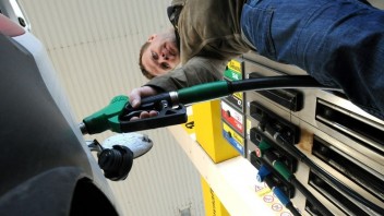 Ceny benzínu zlomili ďalší rekord, liter Naturalu 95 stojí už takmer dve eurá