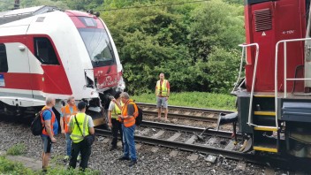 Železničná spoločnosť chce po nehode pri Vrútkach skontrolovať spojovaciu techniku a preskúšať rušňovodičov