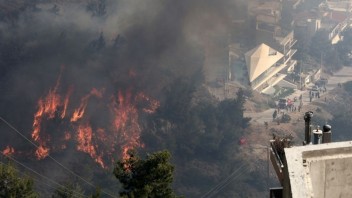 Neďaleko Atén zúri lesný požiar, evakuovali niekoľko ľudí z domovov pre seniorov