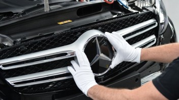 Mercedes-Benz má problém. Zvoláva takmer milión áut pre možné problémy s brzdami