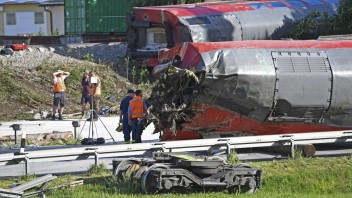 Počet obetí vlakovej nehody v Nemecku vzrástol, polícii sa ich podarilo identifikovať