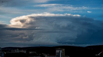 Na Slovensku zaznamenali supercelárnu búrku. Priniesla so sebou krúpy i silný vietor