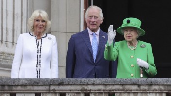 FOTO: Štvordňové oslavy jubilea sa skončili. Na záver sa opäť objavila aj kráľovná Alžbeta