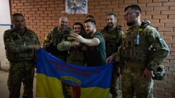 FOTO: Zelenskyj vyrazil k frontovej línii v Donbase, navštívil aj obliehané mestá