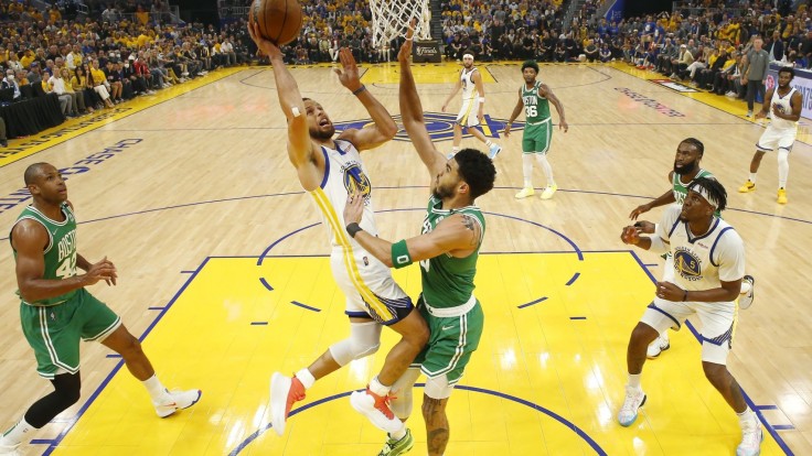 NBA: Warriors vyrovnali finále, domácich potiahol k výhre Stephen Curry