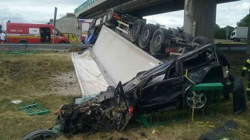FOTO: Kamión strhol auto z nadjazdu a padli cez most, hlásia mŕtvych aj zranených