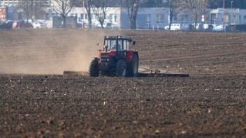 Nešťastie na východe: Staršieho muža usmrtil podomácky vyrobený traktor