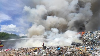 FOTO: Horela skládka odpadu pri Topoľčanoch, na mieste zasiahli hasiči