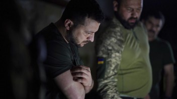 Obrana Donbasu pokračuje, vyhlásil Zelenskyj. Tvrdenia ruských vojakov poprel