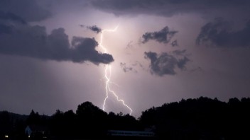 Slovensko aj v ďalších hodinách potrápia búrky. Meteorológovia varujú pred povodňami