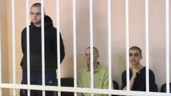 Briti, ktorých zajali Rusi počas bojov na Ukrajine, sa postavili pred súd. Hrozí im 20 rokov väzenia