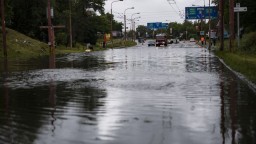 Môžu prísť búrky i povodne. Vyhnite sa parkovaniu áut na miestach, kde hrozí ich zaplavenie
