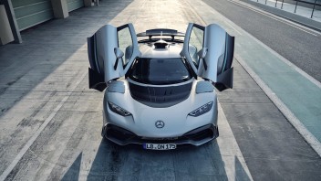 Mercedes ukázal finálnu podobu hypercaru AMG One. Dosahuje špičkové parametre