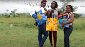 Inšpiratívne ženy. Z vyzbieraných plastov vyrábajú školské tašky a batohy