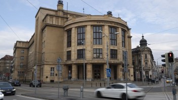 Ani jedna referendová otázka neskracuje volebné obdobie parlamentu, povedal právnik z Univerzity Komenského