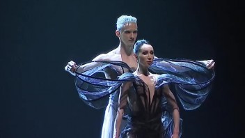 Sledovaním pohybu tiel tanečníkov dokážeme čítať zakódované príbehy. Ako vyzeralo spojenie baletu a módy?