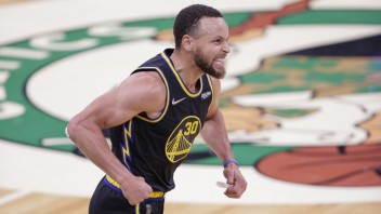 NBA: Curry je líder historických tabuliek, Warriors vyrovnali sériu