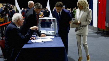 Parlamentné voľby vo Francúzsku budú tesnejšie ako sa čakalo, hlásia nízku účasť