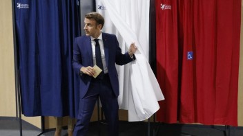 Výsledky francúzskych volieb sú tesné. Macronova koalícia má šancu udržať si väčšinu