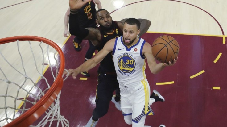 NBA: Golden State zdolal Boston a vedie 3:2, Curry nenatiahol šnúru