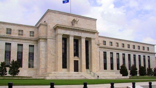 Americká centrálna banka sa snaží spomaliť infláciu. Agresívne sprísnila menovú politiku