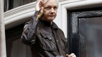 Británia schválila vydanie Assangea do USA. Zakladateľ WikiLeaks to označil za temný deň