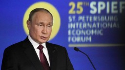 USA sa cítia ako vyslanci Boha na Zemi, vyhlásil Putin na fóre. Prehovoril aj o sankciách