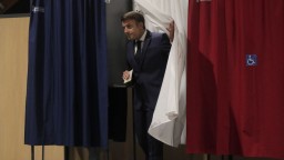 Macron prišiel o väčšinu kresiel v parlamente. Čaká ho náročné obdobie