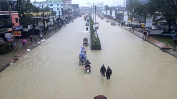 Európa bojuje s vlnou horúčav, Áziu trápia rozsiahle záplavy. Milióny ľudí sú odrezané od sveta