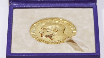 Muratov vydražil svoju Nobelovu medailu. Výťažok poputuje na humanitárnu pomoc pre Ukrajinu
