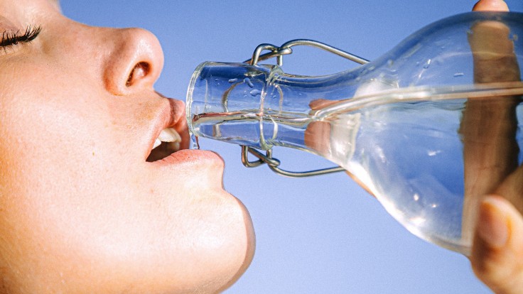 Nepodceňujte, ale ani nepreceňujte pitný režim: Toto vám hrozí, ak si dávate priveľa vody
