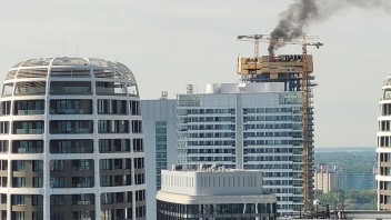 Najvyšší mrakodrap na Slovensku ustál požiar, vyčíslili škodu. Za všetko mohol kompresor