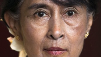 Zosadenú mjanmarskú líderku previezli do väzenia, je držaná na samotke