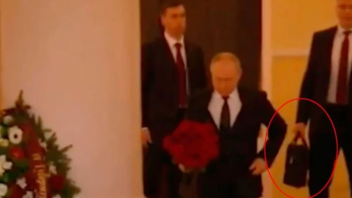 Putinovi nosil jadrový kufrík. Plukovníka ruskej tajnej služby našli postreleného v jeho byte