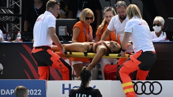 FOTO: Akvabela na MS v Budapešti skolabovala v bazéne, zachraňovať ju musela jej trénerka