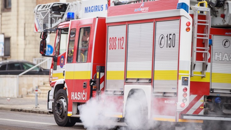 V Bachledovej doline horí les, na mieste požiaru zasahuje 12 hasičov