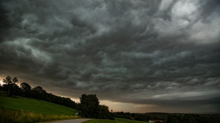 Meteorológovia varujú pred večernými búrkami na západe Slovenska