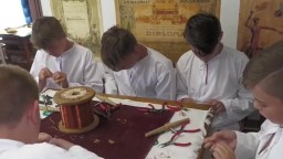 Tvorivé dielne v Dlhom Poli umožnili ľuďom vyskúšať si tradičné remeslo