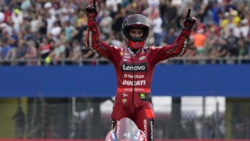 MotoGP: V Assene triumfoval Bagnaia, Quartararo nedokončil po kolízii s Espargarom