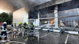 Ruské rakety zasiahli nákupné centrum v Kremenčuku, pribudli obete a ranení